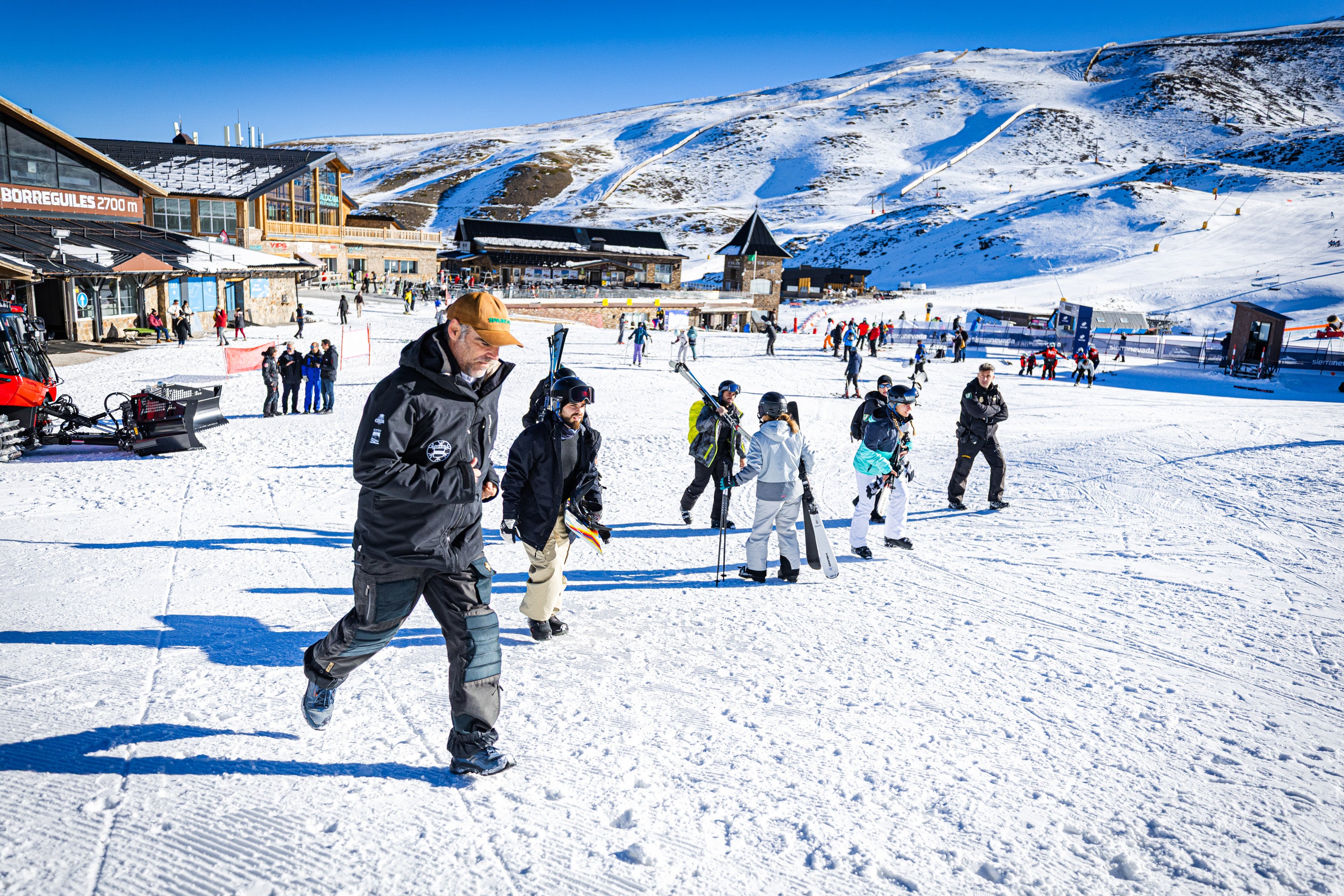 Blanco radiante: las imágenes del primer día de temporada en Sierra Nevada