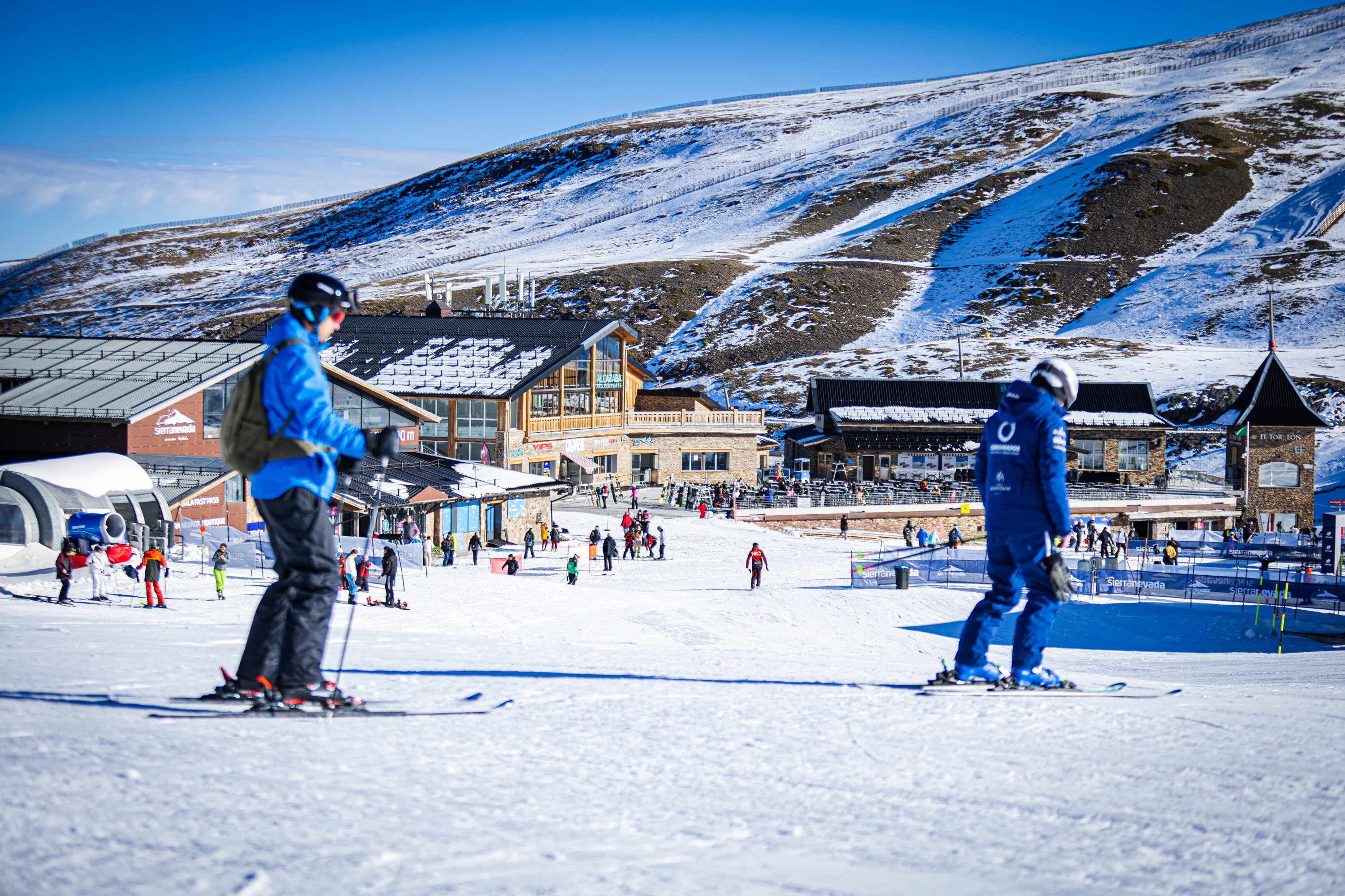 Blanco radiante: las imágenes del primer día de temporada en Sierra Nevada