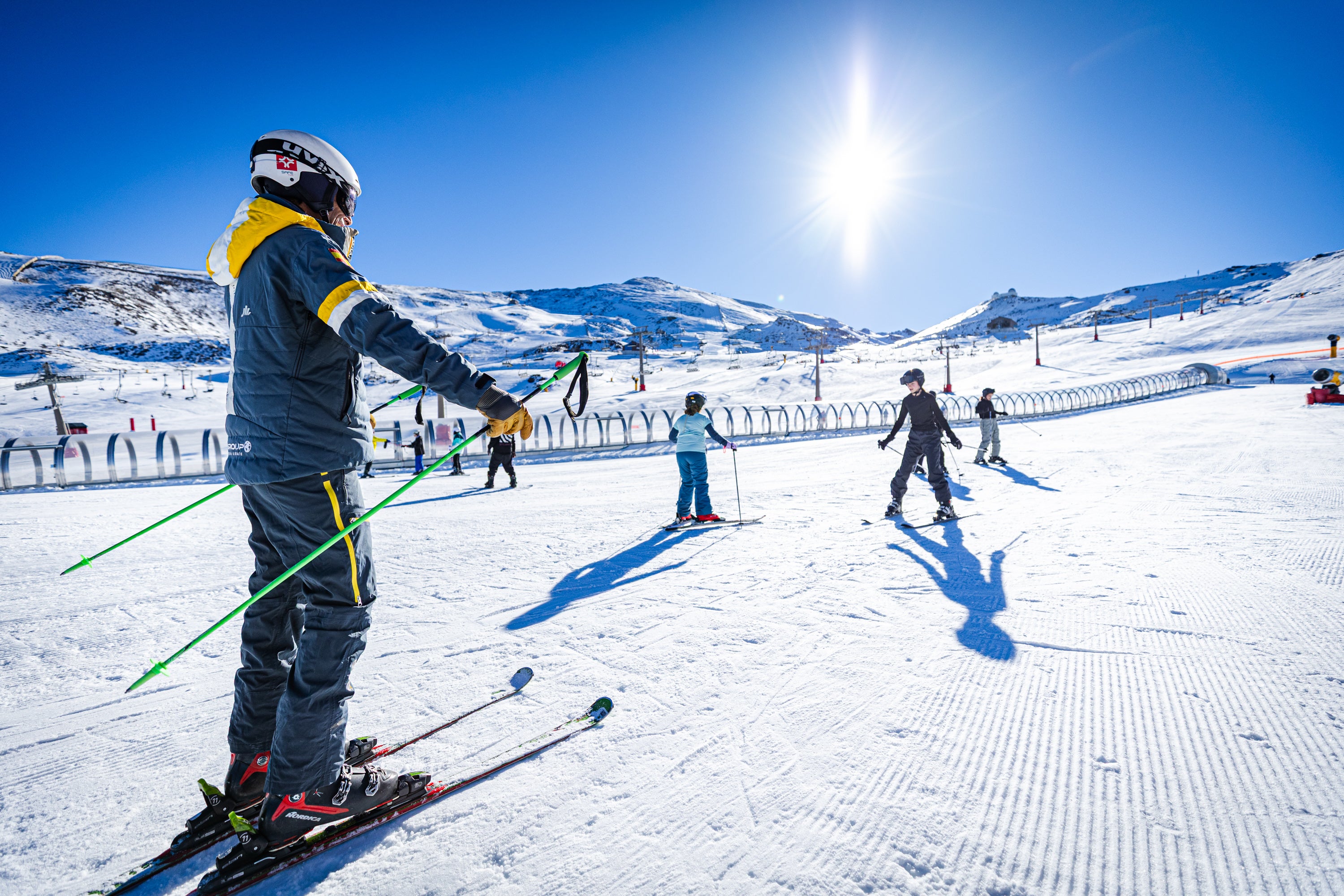 Blanco radiante: las imágenes del primer día de temporada en Sierra Nevada