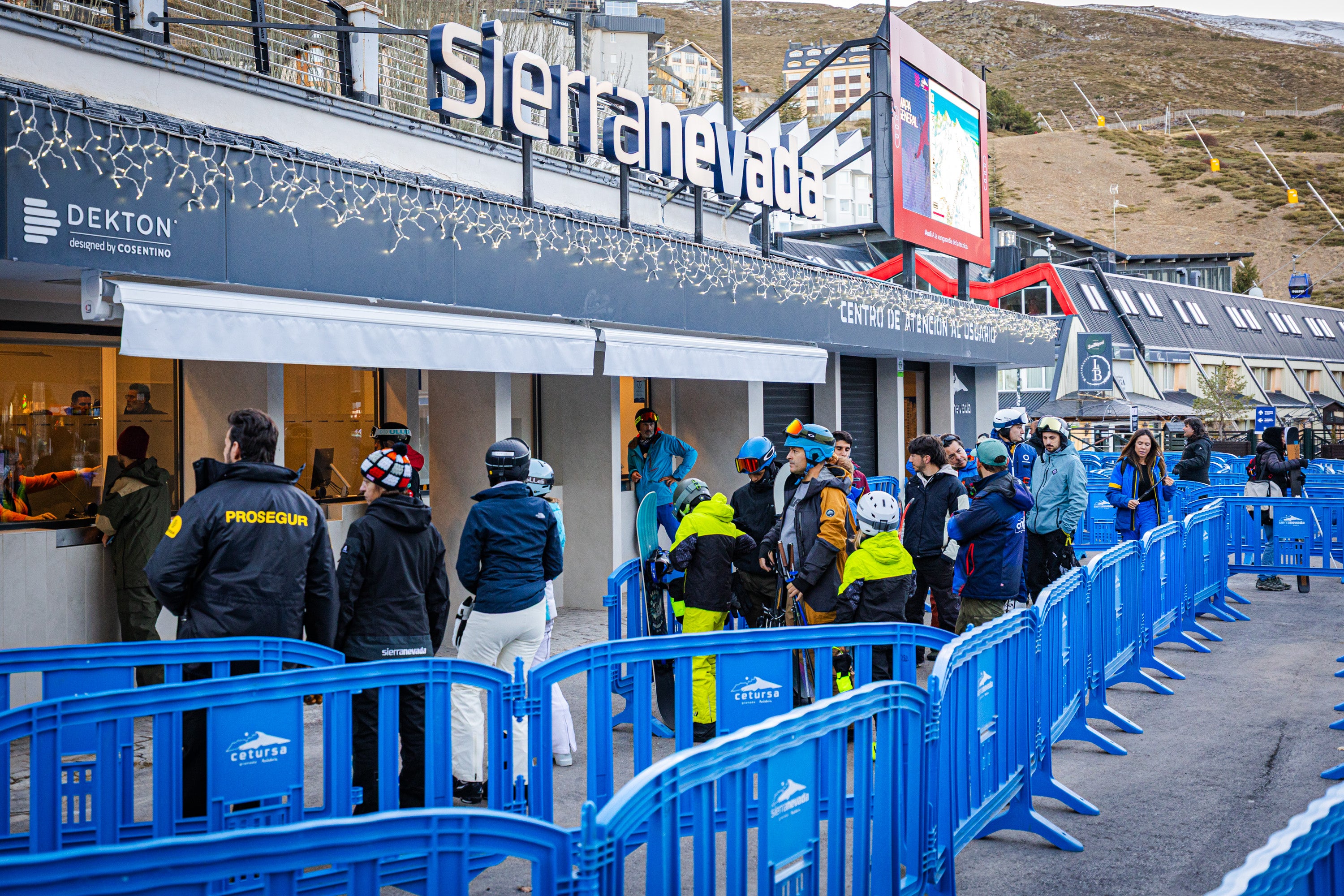 Blanco radiante: las imágenes del primer día de temporada en Sierra Nevada