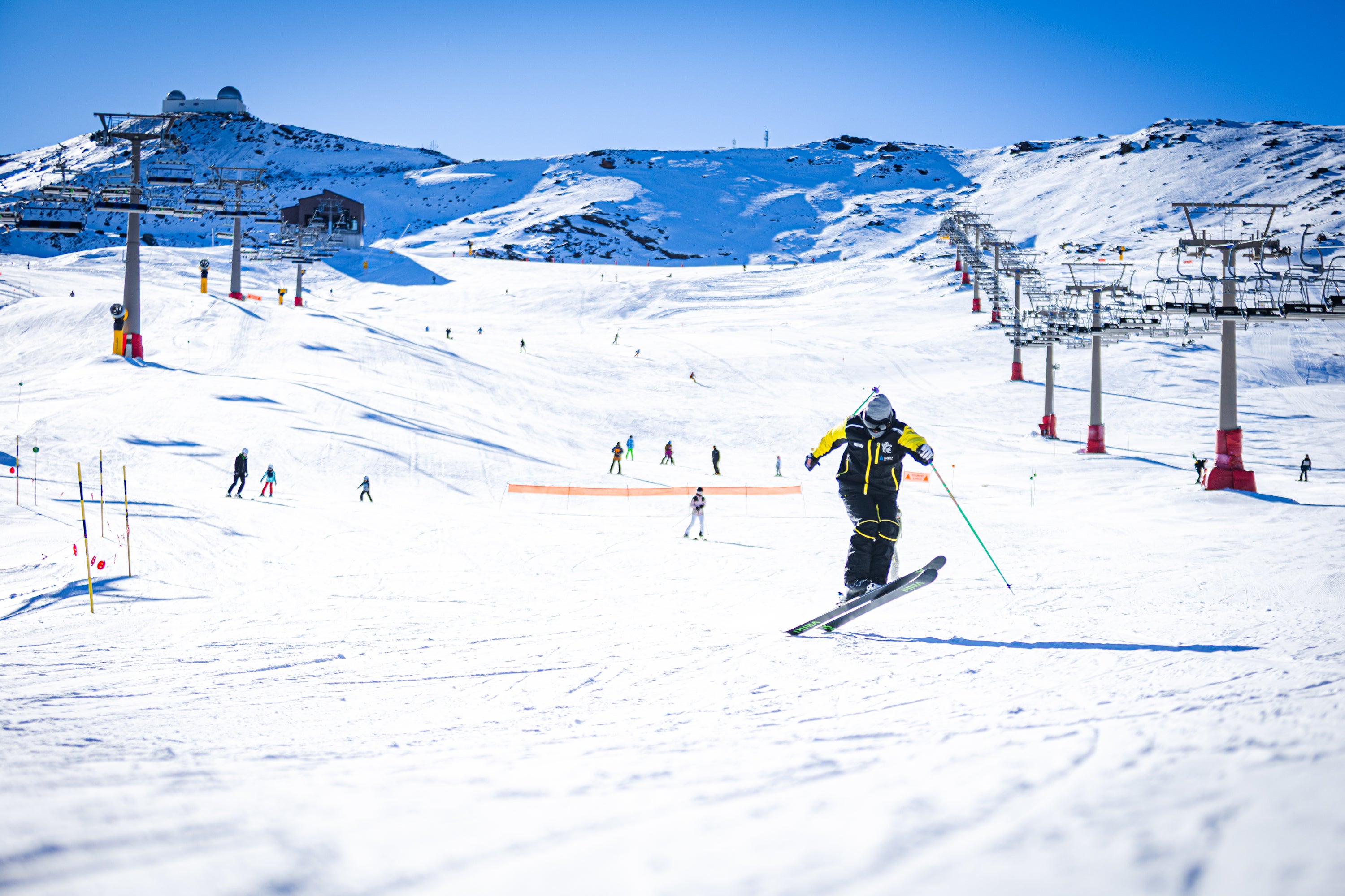 Blanco radiante: las imágenes del primer día de temporada en Sierra Nevada
