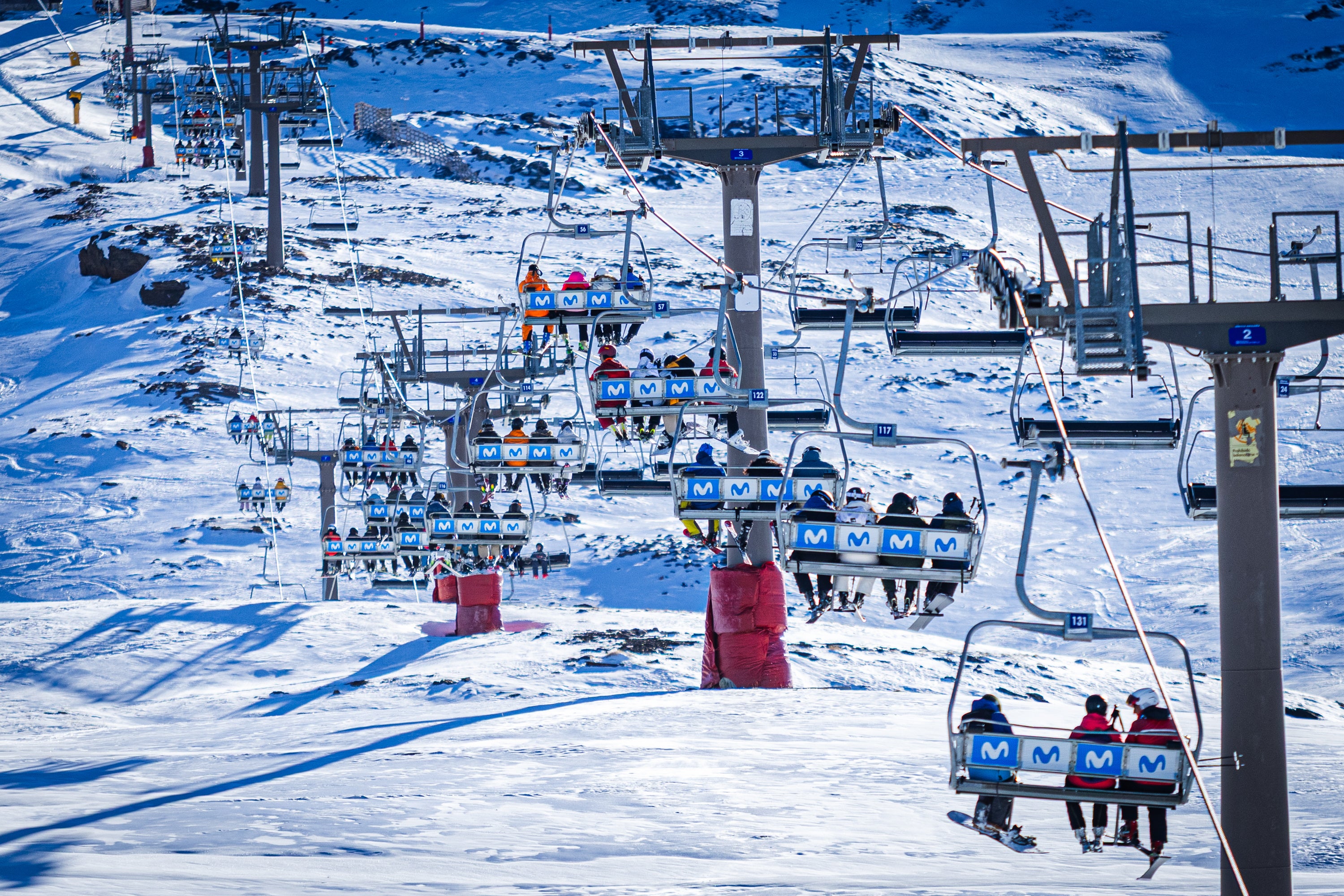 Blanco radiante: las imágenes del primer día de temporada en Sierra Nevada