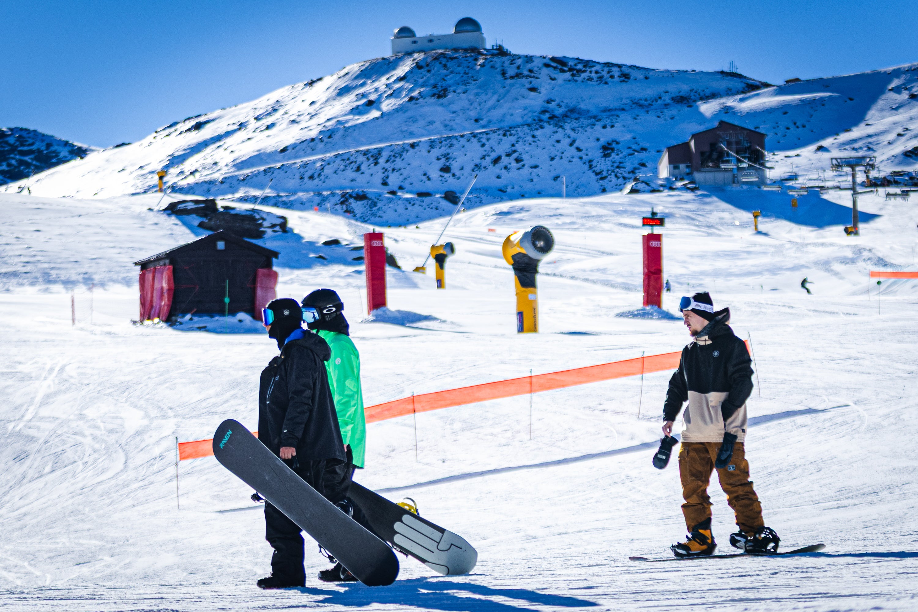 Blanco radiante: las imágenes del primer día de temporada en Sierra Nevada