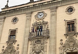 Las banderas del Ayuntamiento de Jaén lucen a media asta este domingo.