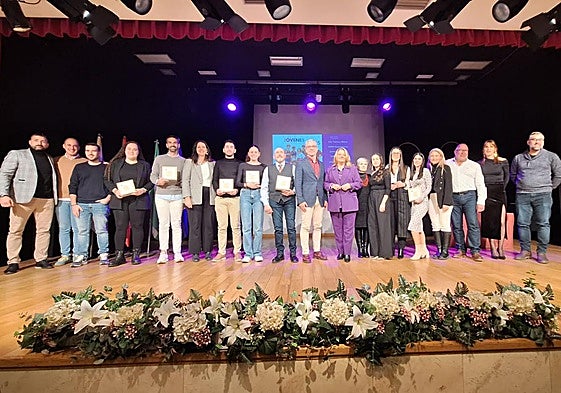 Foto de familia de los galardonados junto a las autoridades.