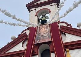 Las campanas de la ermita, las colgaduras y un barrio rejuvenecido por su joven cofradía han marcado la jornada