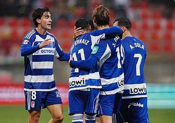 Pedro Alemañ celebra el gol de Jorge Pascual en León con sus compañeros.