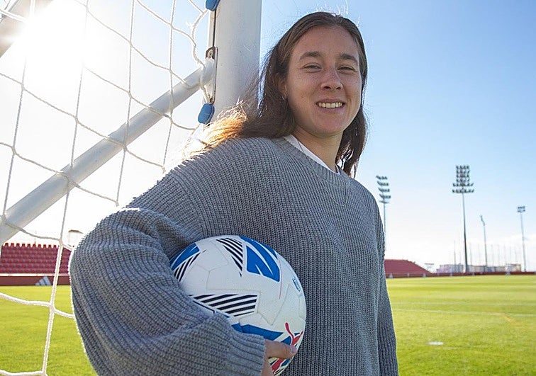 La goleadora nazarí Sonya Keefe posa sobre el césped de la Ciudad Deportiva tras un entrenamiento.