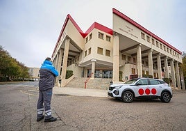 Paco, el vigilante, en la Facultad de Ciencias de la Educación de Granada este mismo domingo.