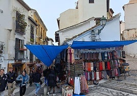 Toldos de plástico en la calle Calderería.