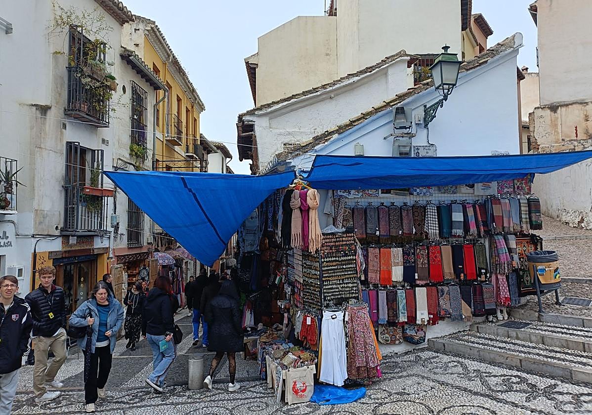 Toldos de plástico en la calle Calderería.