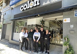 La gerente de la cafetería Colón, Laura Moreno, con parte de la plantilla de trabajadores.