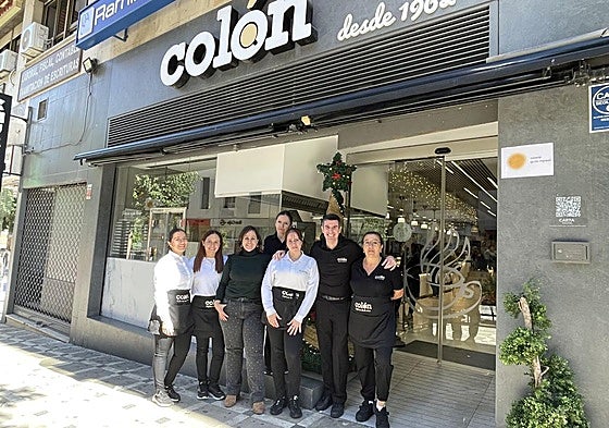 La gerente de la cafetería Colón, Laura Moreno, con parte de la plantilla de trabajadores.