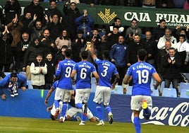Los jugadores y la grada celebrando uno de los goles del domingo contra el UCAMMurcia.