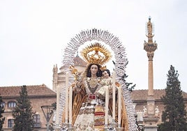 La Virgen de la Granada a su paso por el monumento al Triunfo de la Virgen en los Jardines del Triunfo en Granada