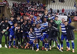 Los futbolistas del Granada celebran la victoria en el Reino de León con la afición desplazada.