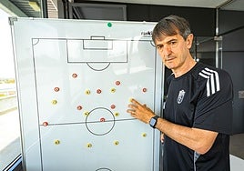 Pacheta, ante una pizarra, en su despacho de la Ciudad Deportiva del Granada.