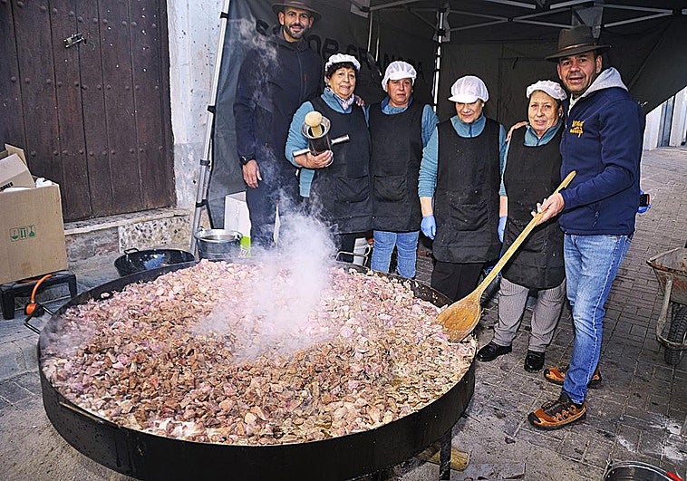 Un millar de personas participan en la Fiesta de la Matanza en un pueblo de La Alpujarra alta