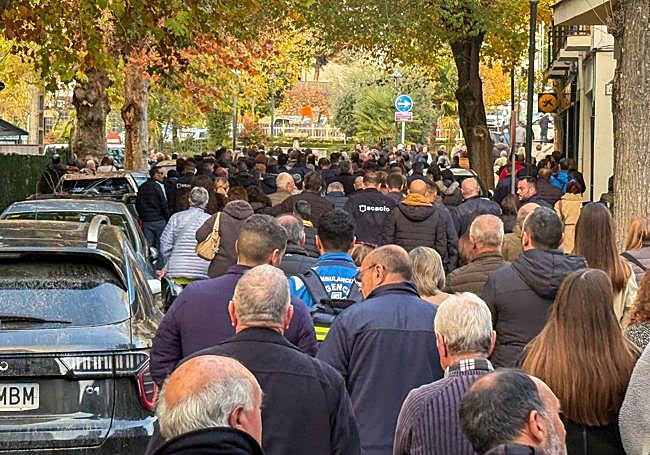 Vecinos del municipio tras el cortejo funébre.