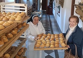 La superiora de las Comendadoras muestra las magdalenas.