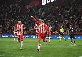 Arribas marca y señala el camino; el gol en el marcador lo 'señala' como fundamental.