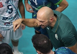 Israel Rodríguez pide intensidad a sus jugadores.