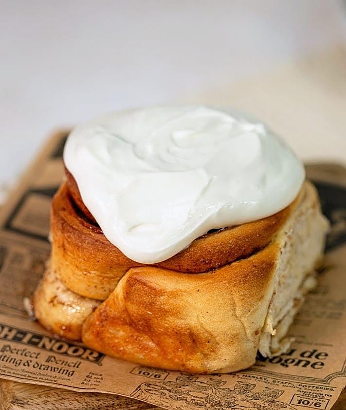 Imagen secundaria 2 - Los rollos de canela más virales llegan a Granada: «Vamos a regalar 300 rolls en la apertura»