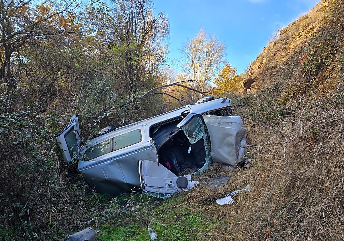 Imagen principal - Estado en el que quedó el vehículo tras caer del puente.