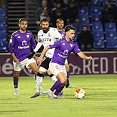 Un futbolista del Guadalajara conduce un balón rodeado de rivales del Ceuta.