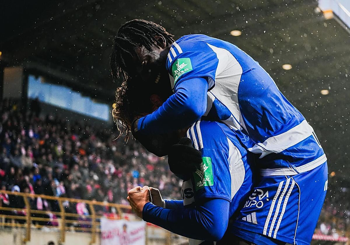 Faye abraza a Pascual tras su gol.