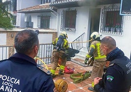 Bomberos y agentes de la Policía Local intervienen en el incendio de una vivienda en la Cuestal del Caidero.
