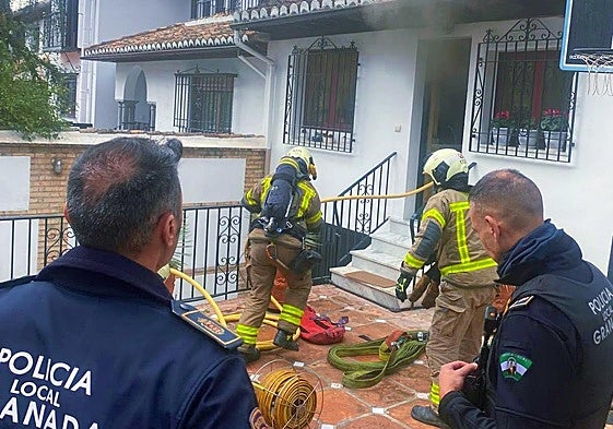Bomberos y agentes de la Policía Local intervienen en el incendio de una vivienda en la Cuestal del Caidero.