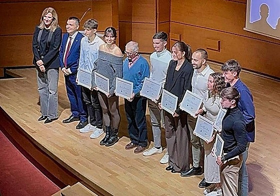Premiados en la Gala del Granada Joven, con Poli Servián, presidenta de la Fundación Caja Rural a la izquierda.