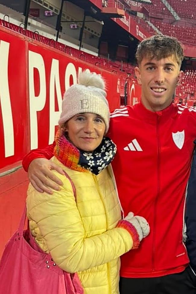 Esthela, junto a su hijo Miguel Ángel Sierra.