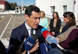 Juanma Moreno, presidente de la Junta, atiende a los medios este lunes.