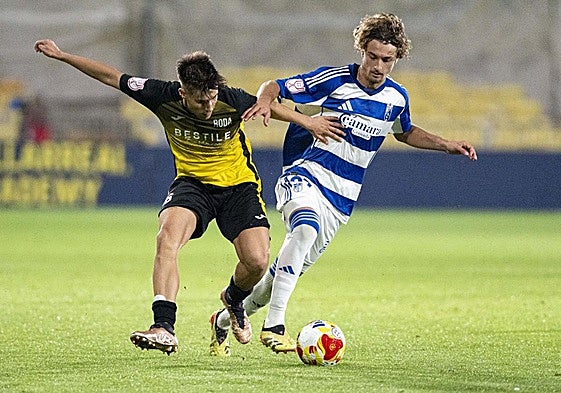 Gambín disputa un balón dividido durante la visita al Roda.