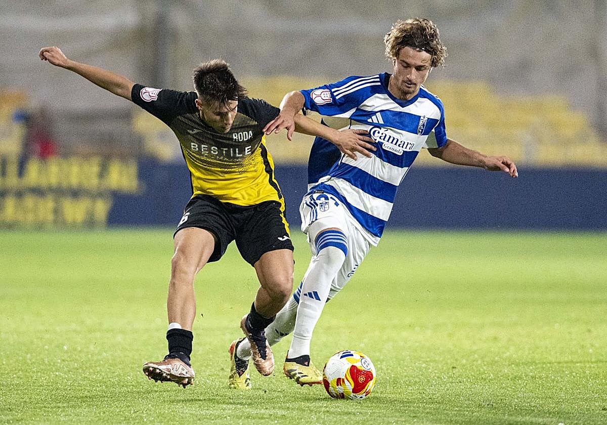 Gambín disputa un balón dividido durante la visita al Roda.