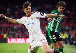 El granadino Miguel Ángel Sierra pelea por el balón ante el Betis con el Sevilla.