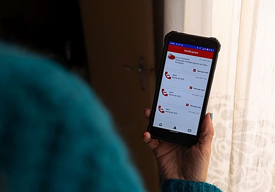 Imagen de archivo de las alertas recibidas por una víctima de violencia de género.