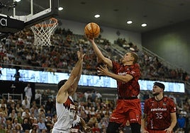 Elias Valtonen entra a canasta en el partido contra el Baskonia en el Palacio.