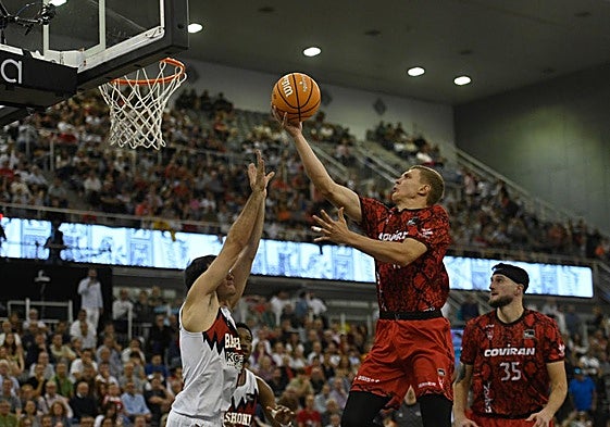 Elias Valtonen entra a canasta en el partido contra el Baskonia en el Palacio.