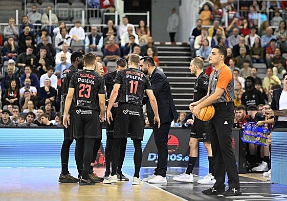 Los jugadores del Covirán Granada dialogan durante un partido esta temporada.