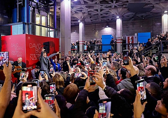 Imagen compartida por Metro de Madrid con David Bisbal en la estación de Sol.