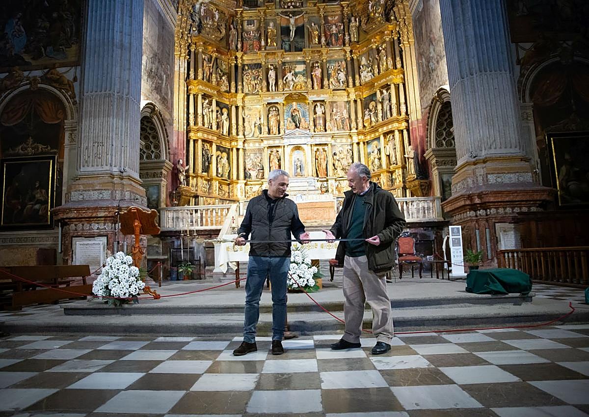 Imagen secundaria 1 - Arriba, escultura del Gran Capitán en San Jerónimo. Abajo, junto a la cripta donde yacen los restos del militar e inscripción con su nombre. 