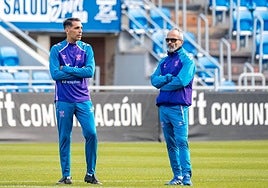 Álvaro Cervera conversa con uno de sus ayudantes durante el último entrenamiento de su equipo.