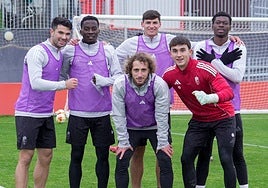 Varios futbolistas posan tras ganar una prueba del entrenamiento.