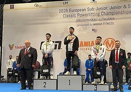 Jorge Muñoz, con la mano en el pecho, escucha el himno español desde lo más alto del podio en Lituania.