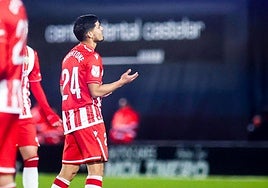 Lucas Robertone, que entró para cambiar el partido, parece pedir perdón por lo sucedido.