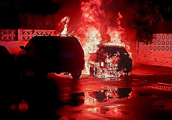 Incendio de dos vehículos en el barrio de Fígares de Almuñécar.