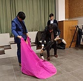 Tras el coloquio los novilleros se animaron a hacer toreo de salón.